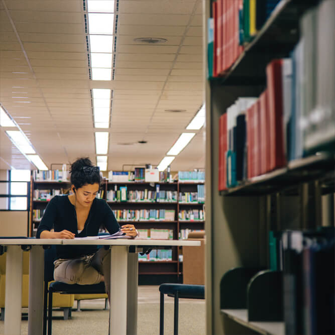 a student is reading in Forsyth 图书馆