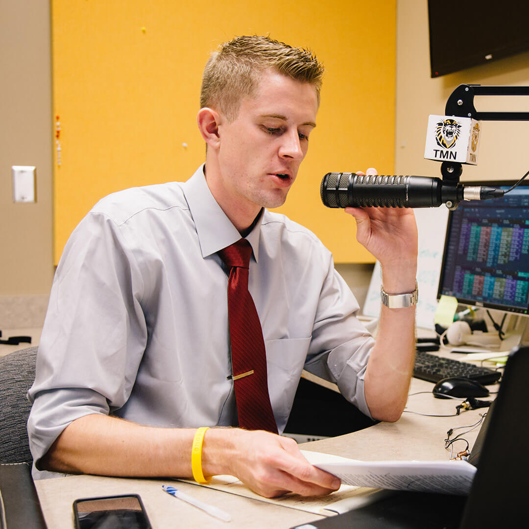 a student is broadcasting at 老虎传媒网络